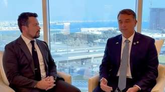 O senador Flávio Bolsonaro em entrevista durante viagem ao exterior