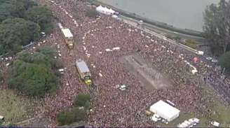Em alguns momentos, Ivete interrompeu a apresentação para colaborar com a organização do fluxo de pessoas
