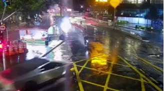 Motociclista chegou a ser socorrido após ser atingido por picape elétrica da Tesla, mas não resistiu