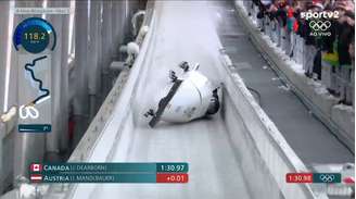 Trenó da Áustria tomba durante segunda descida na prova do bobsled 4-man em Milão-Cortina