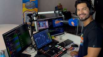 O locutor Eric Rodrigues no estúdio da Rádio Mundo Pop: a IA auxilia os comunicadores ou pode assumir sozinha o programa