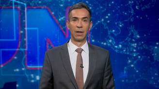 César Tralli em uma das entradas ao vivo sobre a ofensiva contra o Irã na noite de sábado (28) na Globo