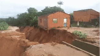 Voçoroca 'engole' casa após forte chuva em Grajaú, no interior do Maranhã