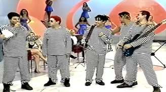 Dinho, Julio, Bento, Sergio e Samuel no palco do 'Domingo Legal', no SBT: sucesso meteórico e morte precoce