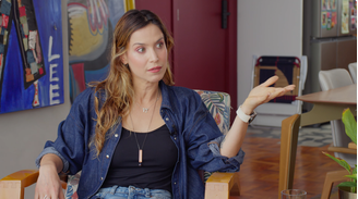 Mel Lisboa durante podcast