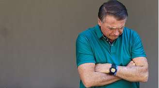 O ex-presidente Jair Bolsonaro no quintal da casa onde cumpria prisão domiciliar, em novembro de 2025.