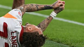 Jogador do clube turco sofreu fratura no dedo