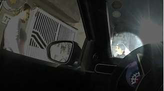 Imagem de câmera corporal mostra soldado da PM abordando moradora da zona leste antes de efetuar disparo.