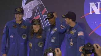 Da esquerda para a direita: Jeremy Hansen, Christina Koch, Victor Glover e Reid Wiseman, os quatro astronautas da Missão Artemis II, durante entrevista coletiva divulgada pela Nasa.