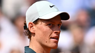 Sinner não apenas levanta o troféu, mas também assume o topo do ranking mundial, consolidando seu momento como o principal nome da nova era do tênis.