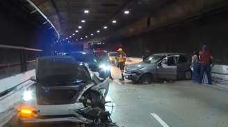 Porsche bate em outro carro em acidente grave no Túnel Ayrton Senna, zona sul de São Paulo, na madrugada desta segunda,13.