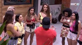 Hadson Nery é confrontado por participantes mulheres após polêmica no BBB 20. Da esquerda para a direita: Mari, Marcela, Manu Gavassi, Gizelly, Rafa Kalimann, Thelma e Flayslane