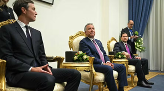 Donald Trump cancelou ida de Jared Kushner (esquerda) e Steve Witknoff (centro) ao Paquistão