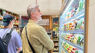 Reynaldo Gianecchini escolhendo frutas no mercado: a vida de artista não é glamour 24 horas por dia