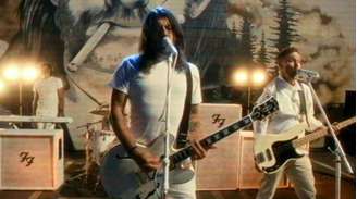 Foo Fighters homenageia Lemmy Kilmister no clipe do single "Spit Shine"; veja