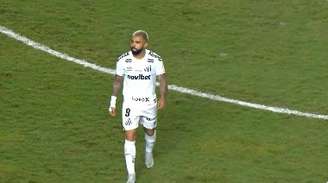 Gabigol em campo, momentos antes de fazer gesto obsceno