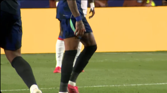 Raphinha coloca mão na coxa