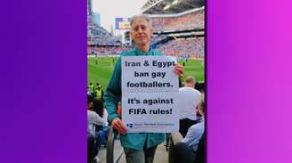 Peter Tatchell em seu protesto solitário na partida entre Egito e Irã na Copa
