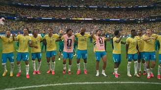 Seleção Brasileira comemora classificação para oitavas de final