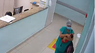 Funcionária tenta deixar maternidade com bebê escondida em uma bolsa