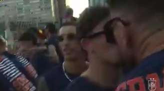 Os campeões do mundo Yéremy Pino e Unai Simón trocam selinho durante comemoração em Madrid.