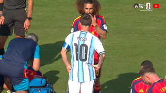 Momento em que Cucurella coloca a mão na boca ao falar com Messi.