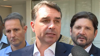 Flávio Bolsonaro em conversa com jornalistas na tarde desta sexta