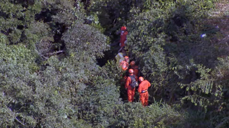 Bombeiros fazem buscas em área de queda de helicóptero no Rio
