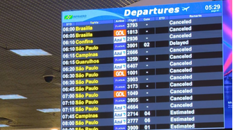 Painel de voos mostra voos cancelados no Aeroporto Santos Dumont nesta sexta-feira, 28