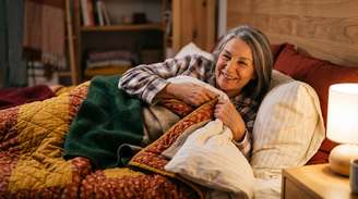 Você usou seus cobertores do jeito errado a vida inteira: descubra a ordem correta das cobertas na cama para reter o calor e esquentar muito mais rápido no frio