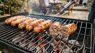 Uma estratégia simples é deixar a linguiça cozinhar primeiro com calor mais controlado.