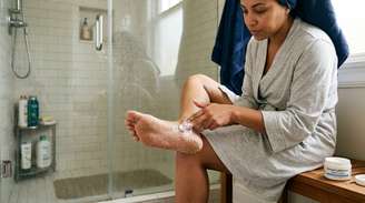 A ureia aparece com frequência em produtos para os pés porque ajuda a reter água e também pode amolecer a camada de pele mais espessa.