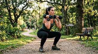 Musculação, exercícios com elásticos, agachamentos, flexões e movimentos com o peso do próprio corpo colocam os músculos sob resistência.