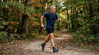 O objetivo é transformar uma caminhada relaxada em um movimento mais consciente, não criar uma postura rígida