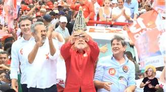 Lula ergue imagem de Nossa Senhora Aparecida em caminhada em Fortaleza (CE)
