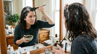 A tonalidade tende a perder intensidade conforme o cabelo entra em contato com shampoo, água e atrito.