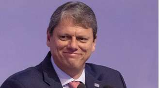 Tarcísio afirmou que pretende se colocar à disposição de Flávio Bolsonaro (PL) em eventual segundo turno nas eleições