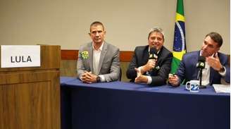 Flávio Bolsonaro debocha de púlpito de Lula, motivo de decisão do TSE, em transmissão ao vivo após cancelamento de debate na TV Globo