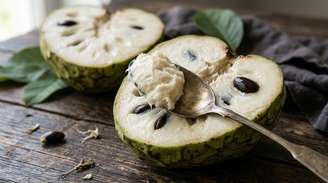 A cherimoia madura cede levemente à pressão dos dedos, sem estar mole demais.