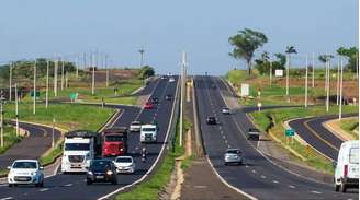 BR-153 é uma das maiores rodovias do Brasil, percorrendo cerca de 3.585 km e conectando a região Norte à Sul