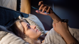 Saiba como mudar os hábitos que tornam seu celular o vilão do seu sono