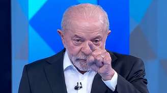 O presidente Lula ao reagir à fala de Flávio Bolsonaro sobre ter "nove dedos"
