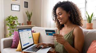 Mulher realizando pagamento com cartão de crédito em ecommerce