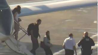 O senador Flavio Bolsonaro desembarca com a familia em Miami.