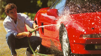 Registro de Ayrton Senna lavando o Honda NSX