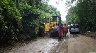 <p>Uruguai teve que percorrer estrada enlameada para chegar ao local de treinamento no Recife</p>