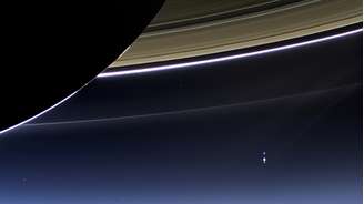 Rara imagem feita no dia 19 de julho pela lente grande-angular da sonda Cassini mostra os anéis de Saturno com o planeta Terra e a Lua ao fundo: um mesmo ponto brilhante à distância de 1,5 bilhão de quilômetros