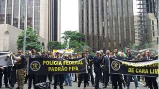 Agentes da PF fizeram um 'vuvuzelaço' em São Paulo em frente à Fiesp, na avenida Paulista, nesta segunda-feira