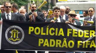 Agentes da PF fizeram um 'vuvuzelaço' em São Paulo em frente à Fiesp, na avenida Paulista, nesta segunda-feira