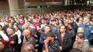 <p>Funcionários Fundação Casa se reuniram em frente ao Complexo do Brás e decidiram pela manutenção da greve</p>
